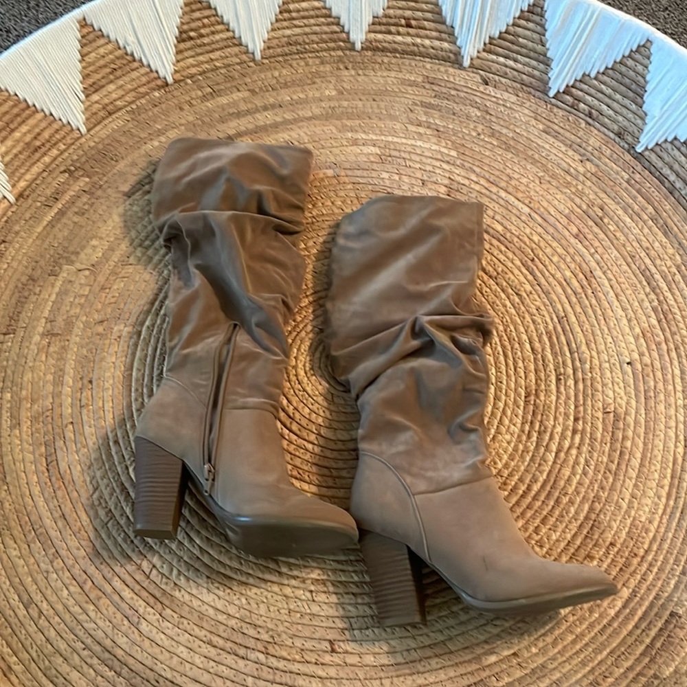 Heeled tan boots